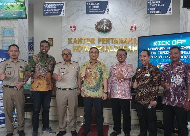 Wali Kota Pekalongan, H.A. Afzan Arslan Djunaid (tengah), menghadiri peluncuran Layanan Perintis peralihan sertifikat di Loket Kantah/BPN Kota Pekalongan, Kamis, 24 September 2026. (Fahri Alakbar/Lingkarjateng.id)