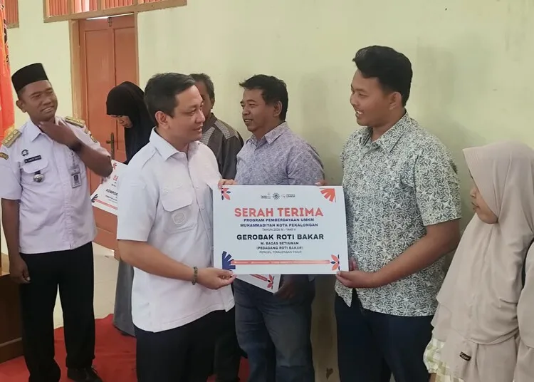 Wali Kota Pekalongan, Achmad Afzan Arslan Djunaid, menyerahkan bantuan gerobak secara simbolis kepada salah satu penerima dalam kegiatan Tasharuf Program Pemberdayaan UMKM 2026 yang digelar Lazismu Kota Pekalongan di Gedung Dakwah Muhammadiyah, Kamis, 3 September 2026. (Fahri Alakbar/Lingkarjateng.id)