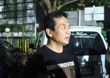 Wakil Bupati Batang Suyono saat di RSUD Kalisari Batang, menjenguk dan memastikan kondisi korban dugaan keracunan MBG, Rabu malam (23/9). Foto : Dok.pribadi/Lingkar