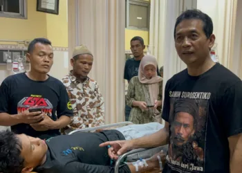 Wabup Batang Suyono saat di RSUD Kalisari Batang, menjenguk dan memastikan kondisi korban dugaan keracunan MBG mendapat penanganan medis, Rabu malam (23/9). Foto : Dok.pribadi/Lingkar