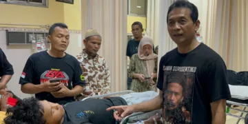 Wabup Batang Suyono saat di RSUD Kalisari Batang, menjenguk dan memastikan kondisi korban dugaan keracunan MBG mendapat penanganan medis, Rabu malam (23/9). Foto : Dok.pribadi/Lingkar