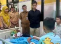 Wakil Presiden (Wapres) Gibran Rakabuming Raka didampingi Gubernur Jawa Tengah Ahmad Luthfi saat menjenguk korban keracunan di RSUD Limpung, Senin (28/9). Foto : Dok.Ist/lingkarjateng