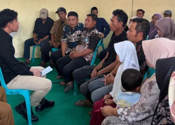 Wapres Gibran Rakabuming Raka didampingi Gubernur Jateng Ahmad Lutfi dan Bupati Batang Faiz Kurniawan saat mendengar keluh kesah keluarga korban keracunan di SD Pasusukan Bawang, Senin (28/9). Foto : Dok.BPMI/Lingkar