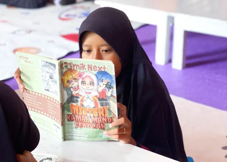 Salah satu pengunjung Rumah Baca Purnama sedang membaca buku. (dok for Lingkarjateng.id)