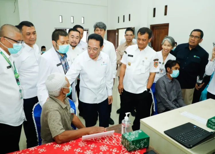 Wakil Menteri Kesehatan Benjamin Paulus Octavianus, didampingi Gubernur Jawa Tengah Ahmad Luthfi. Foto : Dok.Antara/Lingkar