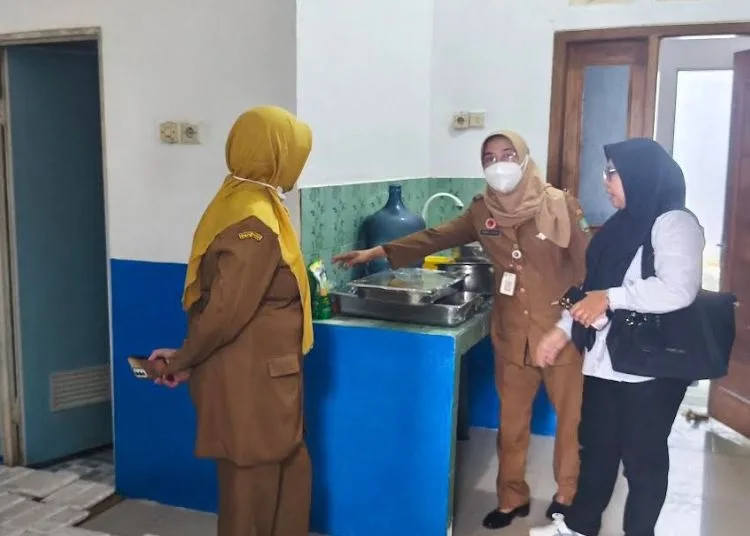 Dinas Kesehatan Daerah (Dinkesda) Blora menemukan tempe diletakaan depan kamar mandi saat melakukan peninjauan di SPPG Sukorejo 2, Kecamatan Tunjangan pasca kasus keracunan MBG, Selasa, 8 September 2026. (Eko Wicaksono/Lingkarjateng.id)
