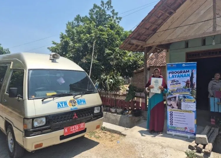 Warga Blora menerima program sertifikat tanah gratis program MBR dari Kantor Pertanahan Kabupaten Blora. (Eko Wicaksono/Lingkarjateng.id)