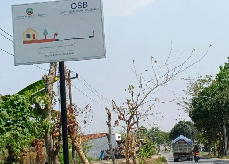 Papan informasi GSB yang dipasang di salah satu ruas di Kabupaten Blora. (Eko Wicaksono/Lingkarjateng.id)