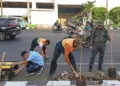 Bupati Kudus, Sam’ani Intakoris menggalakkan penghijauan melalui penanaman pohon di sekitar Jalan Ahmad Yani, Jumat (25/9). Foto : Nisa Hafizhotus Syarifa/Lingkar