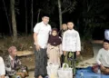 Ketua DPRD Kabupaten Jepara, Agus Sutisna memberikan santunan kepada anak yatim saat meresmikan jalan rabat beton di Desa Kecapi, Kecamatan Tahunan, Kabupaten Jepara, Sabtu, 19 September 2026 malam. (Dok. Pribadi/Lingkarjateng.id)