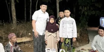 Ketua DPRD Kabupaten Jepara, Agus Sutisna memberikan santunan kepada anak yatim saat meresmikan jalan rabat beton di Desa Kecapi, Kecamatan Tahunan, Kabupaten Jepara, Sabtu, 19 September 2026 malam. (Dok. Pribadi/Lingkarjateng.id)
