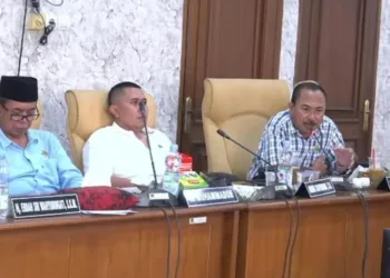 Anggota Banggar DPRD Pati, Irianto (kanan pertama) saat pembahasan perubahan APBD Kabupaten Pati 2026 bersama Tim Anggaran Pemerintah Daerah (TAPD). (Lingkarjateng.id)