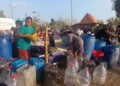 Warga terdampak kekeringan di Grobogan berebut bantuan air bersih. (Ahmad Abror/Lingkarjateng.id)