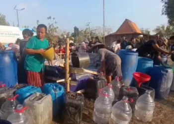 Warga terdampak kekeringan di Grobogan berebut bantuan air bersih. (Ahmad Abror/Lingkarjateng.id)