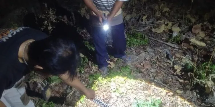 Petugas saat melakukan olah TKP tewasnya warga Kecamatan Geyer, Kabupaten Grobogan, meninggal dunia setelah tersengat aliran listrik. (Dok. Polres Grobogan/Lingkarjateng.id)