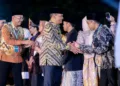 Gubernur Jawa Tengah Ahmad Luthfi bersalaman dengan peraih juara MTQ Nasional XXXI 2026. (Dok. Pemprov Jateng/Lingkarjateng.id)