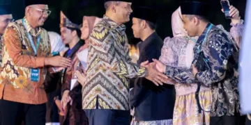 Gubernur Jawa Tengah Ahmad Luthfi bersalaman dengan peraih juara MTQ Nasional XXXI 2026. (Dok. Pemprov Jateng/Lingkarjateng.id)