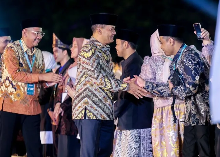 Gubernur Jawa Tengah Ahmad Luthfi bersalaman dengan peraih juara MTQ Nasional XXXI 2026. (Dok. Pemprov Jateng/Lingkarjateng.id)
