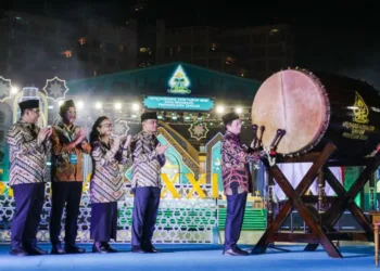 Menteri Agama Nasarudin Umar memukul bedug sebagai simbol ditutupnya rangkaian MTQ Nasional XXXI 2026 yang digelar di Jawa Tengah. (Dok. Pemprov Jateng/Lingkarjateng.id)