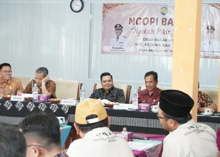 Bupati Jepara Witiarso Utomo dalam kegiatan Ngolah Pikir (Ngopi) bersama Petinggi Desa Bulak Baru Purwoko, pada Senin, 29 September 2026. (Tomi Budianto/Lingkarjateng.id)