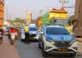 Petugas gabungan menertibkan truk yang masih nekat parkir sembarangan di perbatasan Kendal-Semarang pada Selasa, 1 September 2026. (Dok. for Lingkarjateng.id)