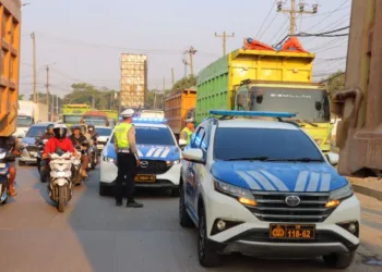 Nekat Kembali Parkir Sembarangan di Batas Kendal-Semarang, 7 Truk Ditilang
