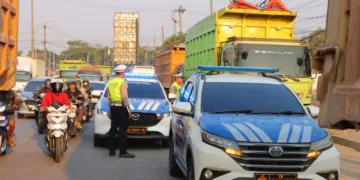 Petugas gabungan menertibkan truk yang masih nekat parkir sembarangan di perbatasan Kendal-Semarang pada Selasa, 1 September 2026. (Dok. for Lingkarjateng.id)
