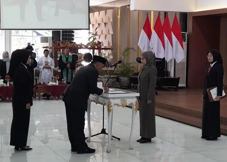 Bupati Kendal Dyah Kartika Permanasari menyaksikan penandatanganan pelantikan sumpah/janji jabatan 22 pejabat pimpinan tinggi pratama yang berlangsung berlangsung di Pendopo Tumenggung Bahurekso, Kamis, 3 September 2026. (Anik Kustiani/Lingkarjateng.id)
