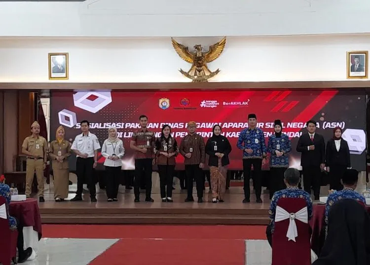 Peragaan aturan pakaian dinas di Lingkungan Pemerintahan Kabupaten Kendal, Kamis, 17 September 2026. (Anik Kustiani/Lingkarjateng.id)