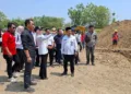 Bupati Kendal, Dyah Kartika Permanasari meninjau langsung pembangunan jembatan gantung yang menghubungkan Desa Cepokomulyo dan Desa Margomulyo, Rabu, 23 September 2026. (Dok. Pribadi/Lingkarjateng.id)