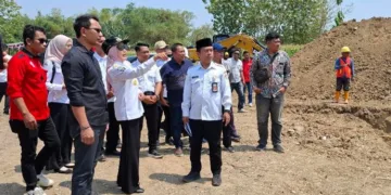 Bupati Kendal, Dyah Kartika Permanasari meninjau langsung pembangunan jembatan gantung yang menghubungkan Desa Cepokomulyo dan Desa Margomulyo, Rabu, 23 September 2026. (Dok. Pribadi/Lingkarjateng.id)