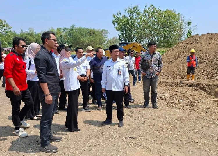 Bupati Kendal, Dyah Kartika Permanasari meninjau langsung pembangunan jembatan gantung yang menghubungkan Desa Cepokomulyo dan Desa Margomulyo, Rabu, 23 September 2026. (Dok. Pribadi/Lingkarjateng.id)