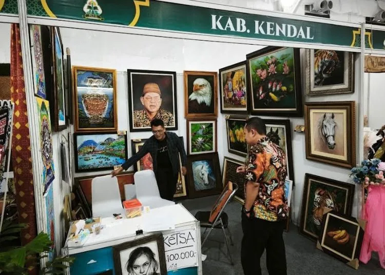 Karya seni berupa lukisan hasil kreativitas seniman Kabupaten Kendal dipromosikan di ajang MTQ Expo XXXI Tingkat Provinsi Jawa Tengah Tahun 2026. (Dok. Pribadi/Lingkarjateng.id)