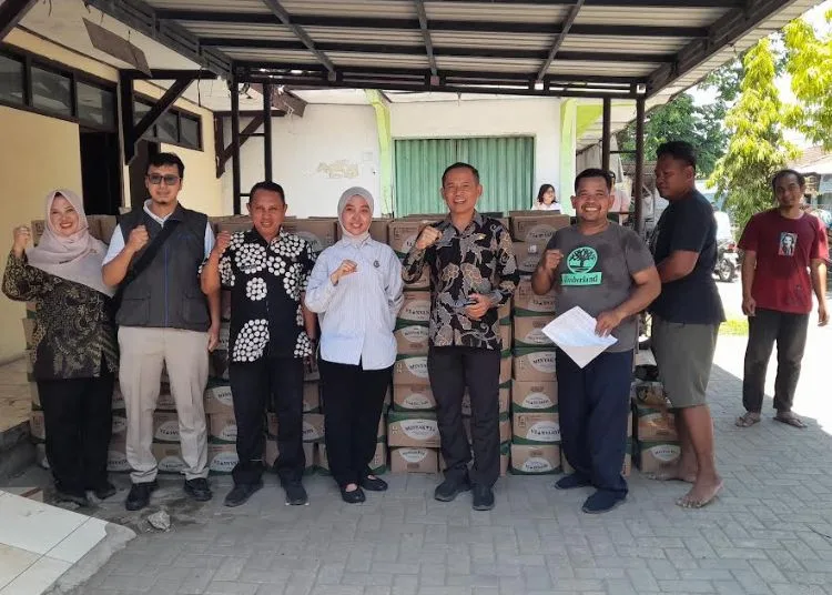 Foto bersama Kepala Disdagkop dan UKM Kendal Toni Ari Wibowo serta jajaran bersama Perum Bulog. (Anik Kustiani/Lingkarjateng.id)
