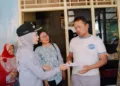 Bupati Kendal, Dyah Kartika Permanasari menyalurkan bantuan tunai Program Kartu Jateng Ngopeni (KaJeN) kepada Adi Nugroho, penyandang disabilitas dari Desa Boja, Kecamatan Boja, Kamis, 24 September 2026. (Dok. Pribadi/Lingkarjateng.id)