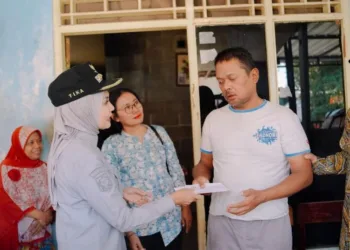Bupati Kendal, Dyah Kartika Permanasari menyalurkan bantuan tunai Program Kartu Jateng Ngopeni (KaJeN) kepada Adi Nugroho, penyandang disabilitas dari Desa Boja, Kecamatan Boja, Kamis, 24 September 2026. (Dok. Pribadi/Lingkarjateng.id)