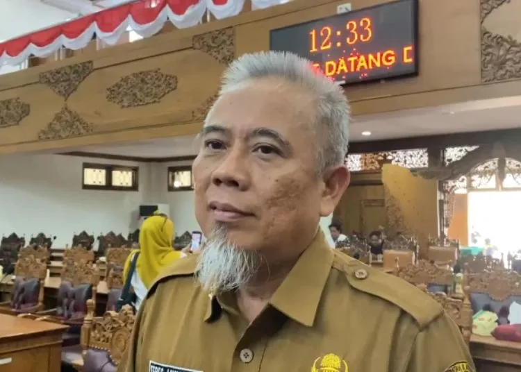 Kepala BPKAD Kabupaten Pati, Febes Mulyono saat diwawancara seusai audiensi dengan ormas Gerakan Jalan Lurus (GJL) di ruang paripurna DPRD Pati, Selasa, 1 September 2026. (Fahtur Rohman/Lingkarjateng.id)