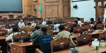 LSM Gerakan Jalan Lurus (GJL) melakukan audiensi dengan DPRD Pati membahas usulan penurunan tarif Bea Perolehan Hak atas Tanah dan Bangunan (BPHTB) dari 4 persen menjadi 2,5 persen, Selasa, 1 September 2026. (Lingkarjateng.id)