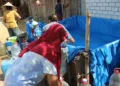 Warga terdampak kekeringan di Pati mengambil bantuan air bersih yang disalurkan BPBD. (Lingkarjateng.id)