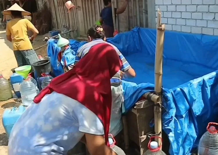 Warga terdampak kekeringan di Pati mengambil bantuan air bersih yang disalurkan BPBD. (Lingkarjateng.id)