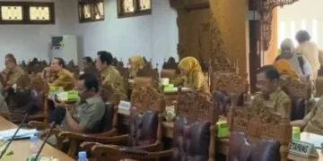 Sejumlah kursi pejabat tampak kosong saat rapat paripurna DPRD Pati dengan agenda penyampaian Nota Keuangan Rancangan Peraturan Daerah tentang Perubahan APBD Kabupaten Pati Tahun 2026, Senin, 14 September 2026. Ketidakhadiran sejumlah camat dan kepala OPD tersebut kini akan ditelusuri Inspektorat Daerah Kabupaten Pati. (Fahtur Rohman/Lingkarjateng.id)