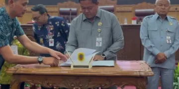 Ketua DPRD Pati Ali Badrudin menandatangani Rancangan Peraturan Daerah (Raperda) APBD Perubahan Kabupaten Pati 2026, Jumat, 18 September 2026. (Lingkarjateng.id)