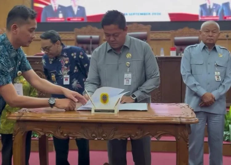 Ketua DPRD Pati Ali Badrudin menandatangani Rancangan Peraturan Daerah (Raperda) APBD Perubahan Kabupaten Pati 2026, Jumat, 18 September 2026. (Lingkarjateng.id)