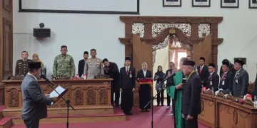Pelantikan anggota legislatif Pergantian Antar Waktu (PAW) DPRD Kabupaten Pati, Moh Setyadi di ruang rapat paripurna DPRD Pati, Jumat, 25 September 2026. (Lingkarjateng.id)