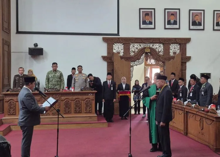 Pelantikan anggota legislatif Pergantian Antar Waktu (PAW) DPRD Kabupaten Pati, Moh Setyadi di ruang rapat paripurna DPRD Pati, Jumat, 25 September 2026. (Lingkarjateng.id)