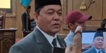Ketua DPRD Kabupaten Pati Ali Badrudin saat diwawancara wartawan usai pelantikan anggota DPRD Pati Pergantian Antar Waktu (PAW) di ruang rapat paripurna DPRD Pati, Jumat, 25 September 2026. (Lingkarjateng.id)