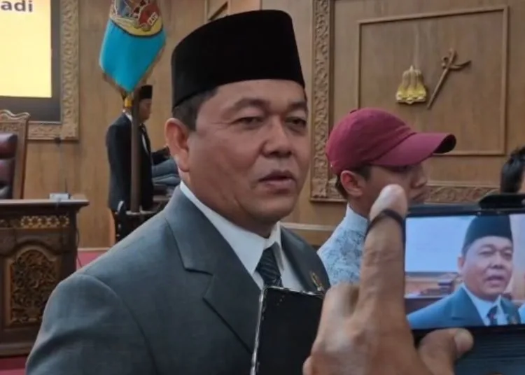 Ketua DPRD Kabupaten Pati Ali Badrudin saat diwawancara wartawan usai pelantikan anggota DPRD Pati Pergantian Antar Waktu (PAW) di ruang rapat paripurna DPRD Pati, Jumat, 25 September 2026. (Lingkarjateng.id)
