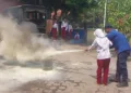 Petugas Satpol PP dan Damkar Kota Pekalongan memberikan edukasi dan praktik penanganan kebakaran kepada siswa SD Negeri Jenggot, Kota Pekalongan, Senin, 28 September 2026. (Fahri Akbar/Lingkarjateng.id)