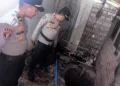 Petugas kepolisian mendatangi lokasi kejadian warga tercebur ke dalam sumur di Kelurahan Kajen, Kecamatan Kajen, Kabupaten Pekalongan, Selasa, 1 September 2026. (Dok. Polsek Kajen/Lingkarjateng.id)