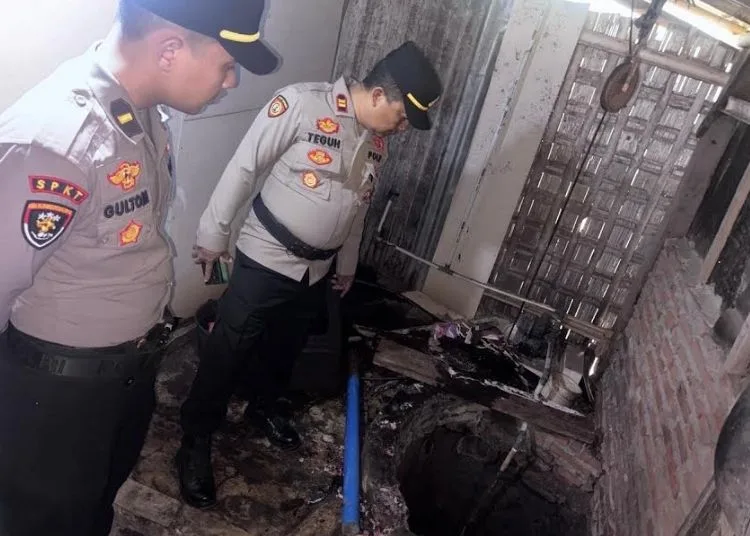 Petugas kepolisian mendatangi lokasi kejadian warga tercebur ke dalam sumur di Kelurahan Kajen, Kecamatan Kajen, Kabupaten Pekalongan, Selasa, 1 September 2026. (Dok. Polsek Kajen/Lingkarjateng.id)